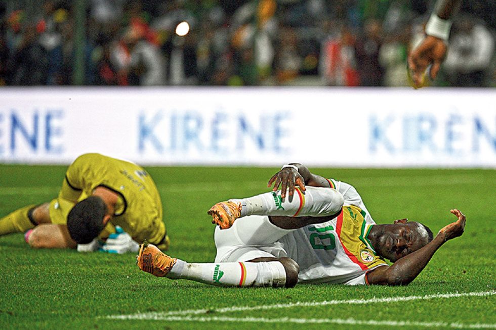 En septiembre, Mané enfrentó junto a Senegal a Bolivia, en un amistoso en Francia. En la imagen, aparece tendido en el piso luego de una falta.