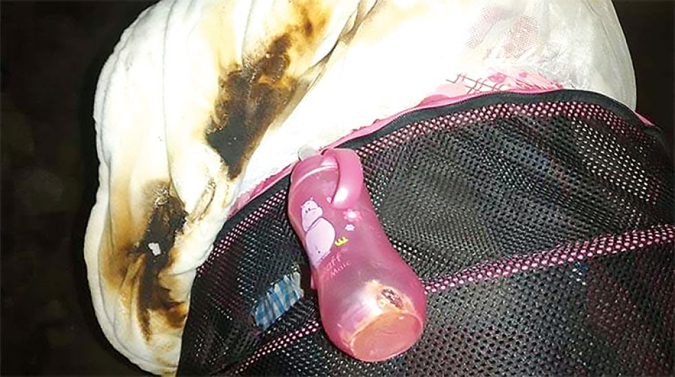 TERRIBLE. Las pertenencias de la bebé que se quemaron por la acción de la granada de gas.