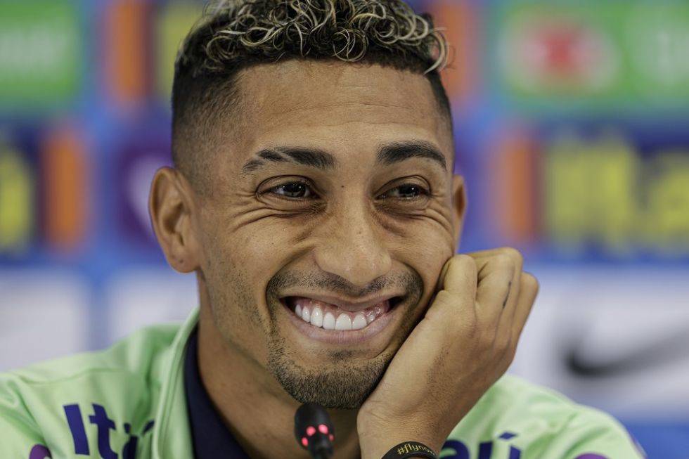 El delantero de la selección brasileña de fútbol Raphinha ofreció una rueda de prensa este lunes.
