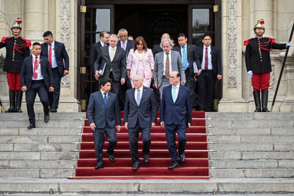 El presidente peruano Pedro Castillo (i) habla con Eladio Loizaga, representante de la secretaría general de la OEA (c), y el Ministro de Relaciones Exteriores de Perú, César Landa