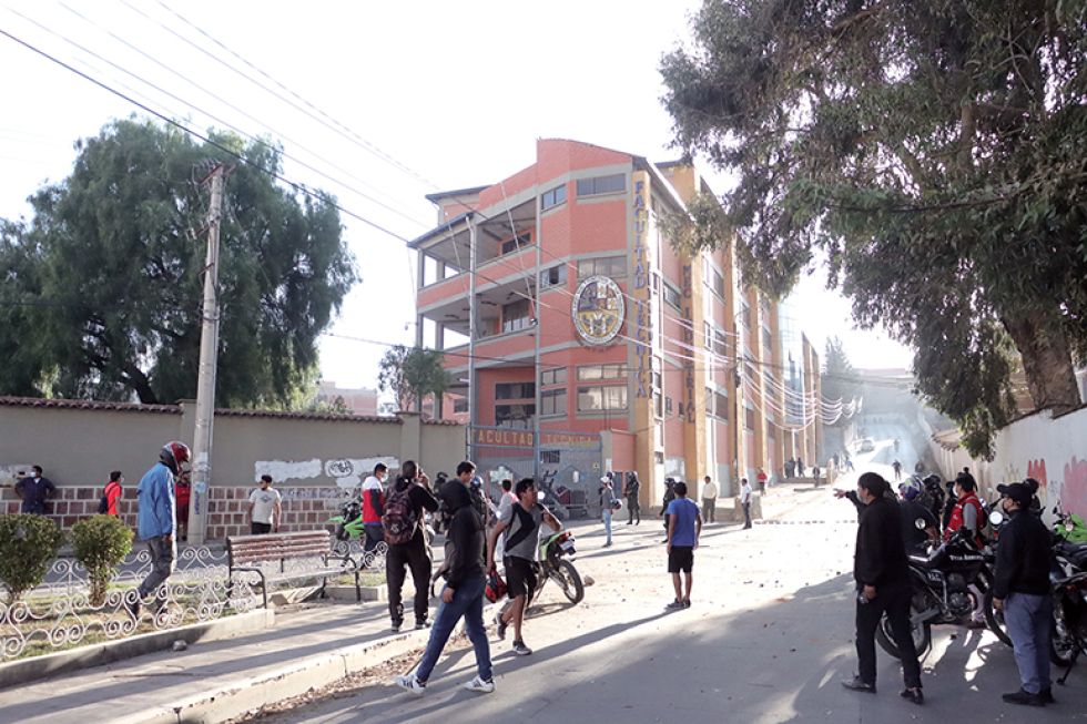 TRABAJO. Ayer el material electoral fue trasladado de la Facultad Técnica a otro lugar.