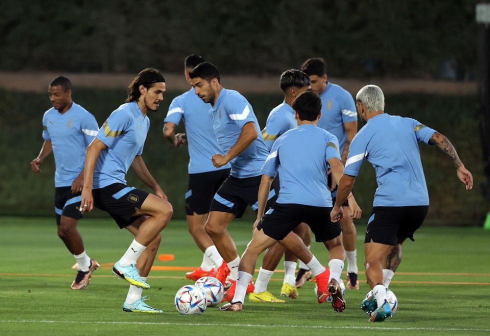 Luis Suárez (C), Edinson Cavani (2-L) y compañeros de equipo de Uruguay durante su sesión de entrenamiento en el Parque Al Wanda en Doha.
