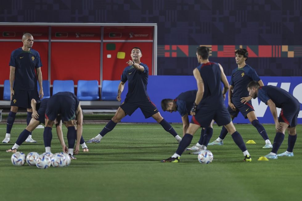 Pepe (L), Cristiano Ronaldo (C) y Joao Felix (2-R) de Portugal asisten a una sesión de entrenamiento en la víspera del partido de fútbol.