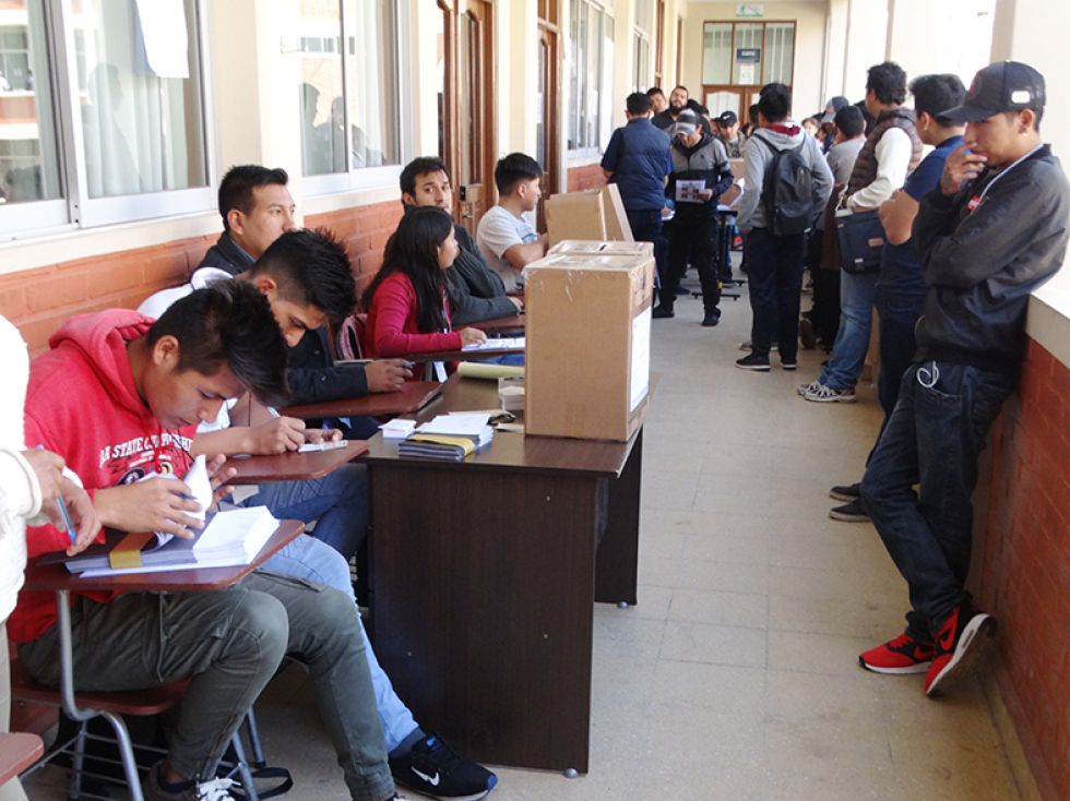 VOTACIÓN. Docentes y estudiantes deben portar su C.I. o C.U. para emitir su voto este jueves.