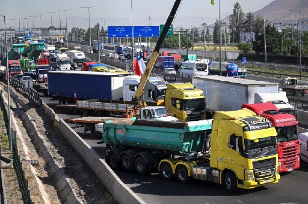 Camioneros bloquean parcialmente la ruta 5 norte, en la entrada a Santiago, este jueves.