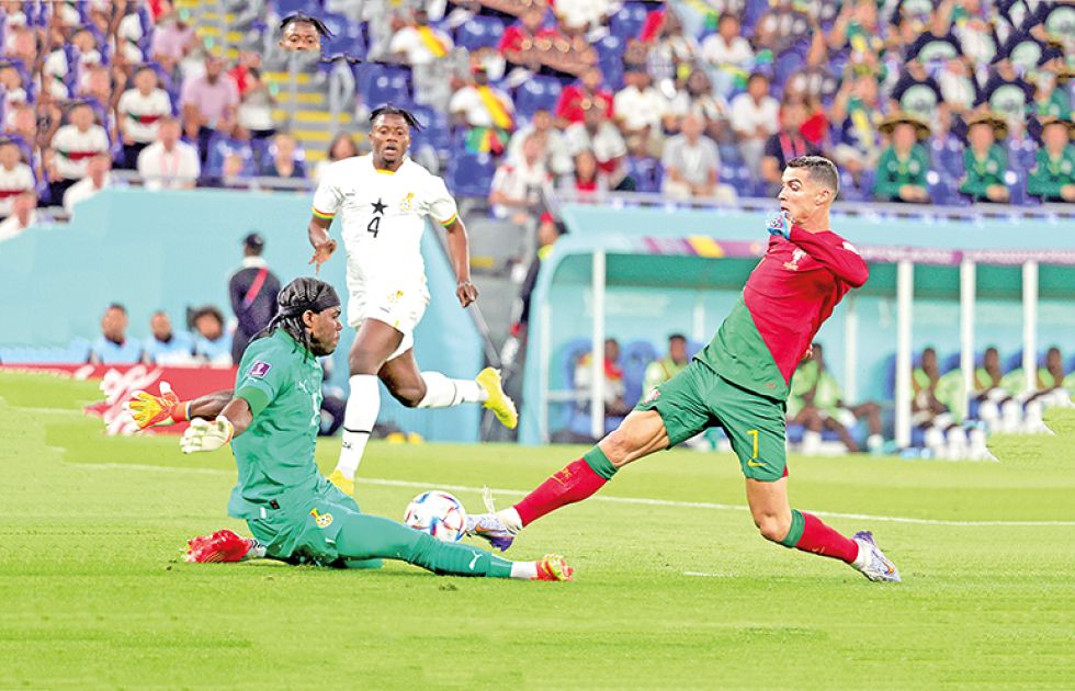 Cristiano Ronaldo intenta batir la meta del arquero Lawrence Ati ayer, en el partido entre las selecciones de Portugal y Ghana, por el Grupo H del Mundial de Qatar 2022.