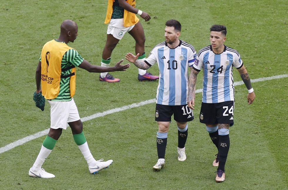 Lionel Messi saluda a un jugador de Arabia Saudita después del primer partido del grupo C.