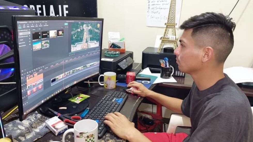 El camarógrafo de prensa Sebastián Méndez aparece en el estudio de edición de “Noticias Villanas”.