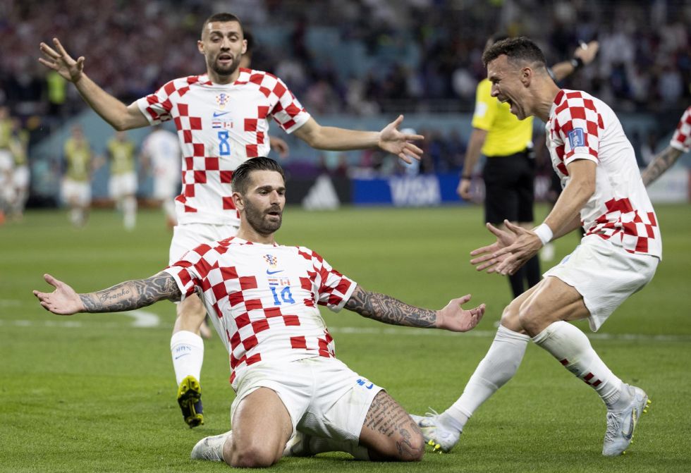 Marko Livaja (c), de Croacia, celebra marcar el 2-1 en Khalifa International Stadium en Doha.
