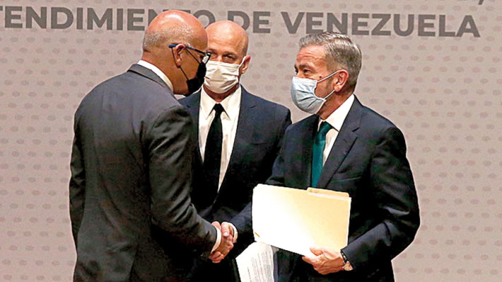DIÁLOGO. Jorge Rodríguez (izquierda) del oficialismo, y Gerardo Blyde (derecha) de la oposición.