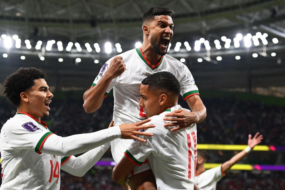 Abdelhamid Sabiri de Marruecos celebra con sus compañeros tras anotar el 1-0.