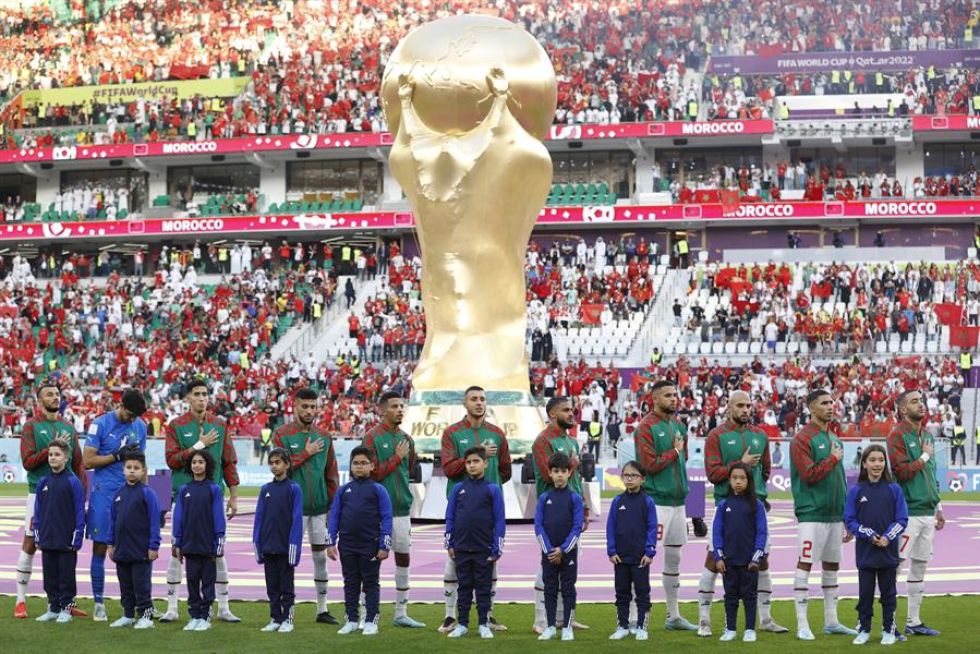 Los jugadores de Marruecos cantan el himno nacional; Bono se formó con ellos.