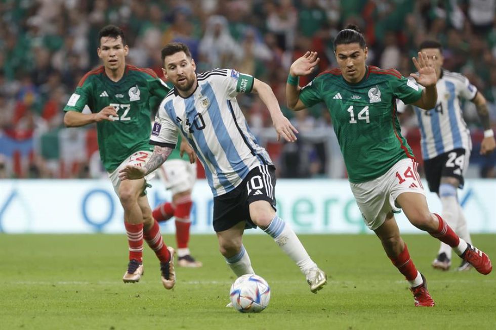 Messi, de Argentina, disputa un balón con Gutiérrez, de México, durante el partido del sábado.