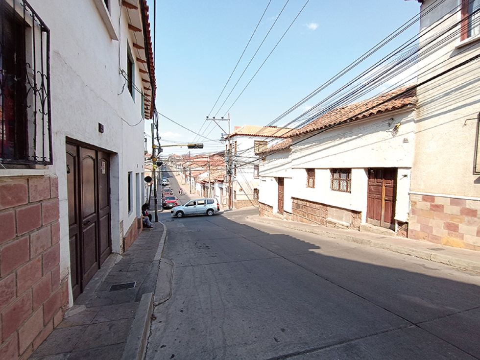 SUCRE. Vista de frente de la calle final Bolívar, donde las ondulaciones de la plataforma causan más de un dolor de cabeza a los conductores. Se trata de una vía con alto tráfico v
