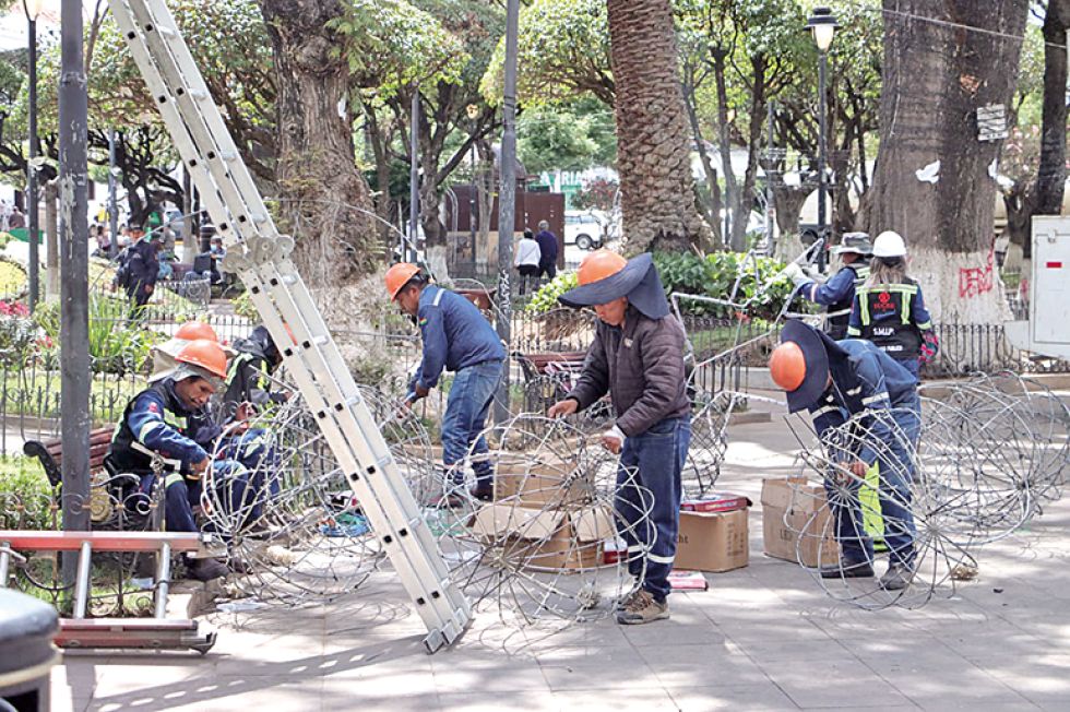 INSTALACIÓN. Así colocan las luces que se prenderán este miércoles en la plaza 25 de Mayo.