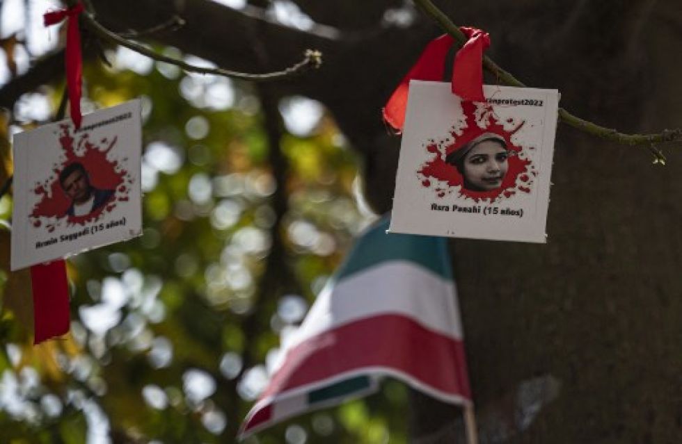Una fotografía de una mujer iraní asesinada cuelga de un árbol frente al Palacio de la Moneda colocada por iraníes que viven en Chile.