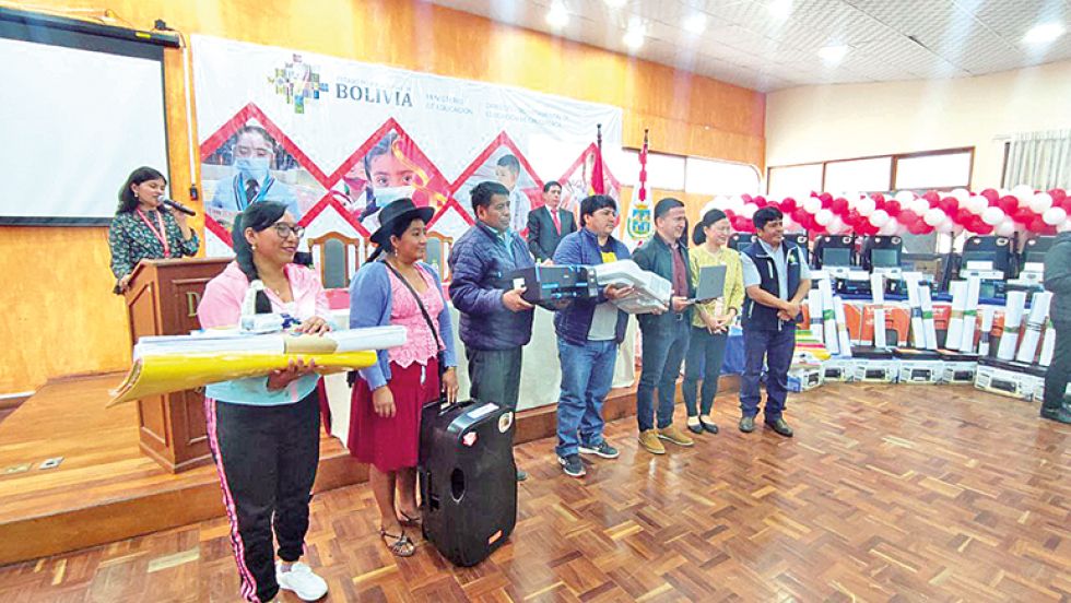GABINETES. Varias autoridades municipales recibieron los materiales de apoyo en Sucre, ayer.