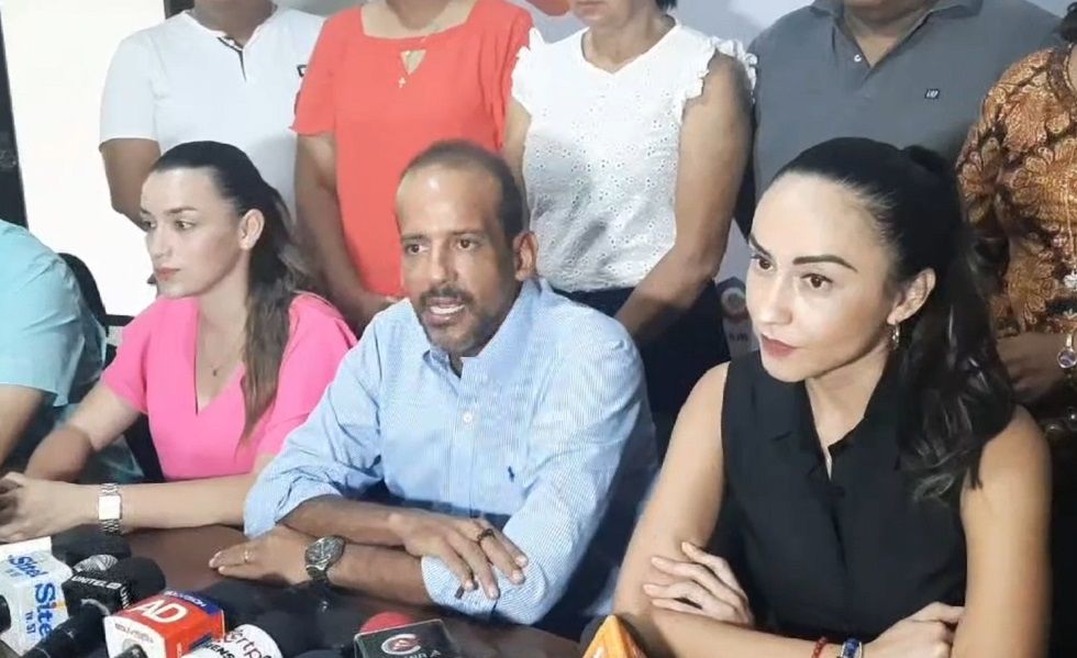El gobernador de Santa Cruz, Luis Fernando Camacho (c) la tarde de este martes.