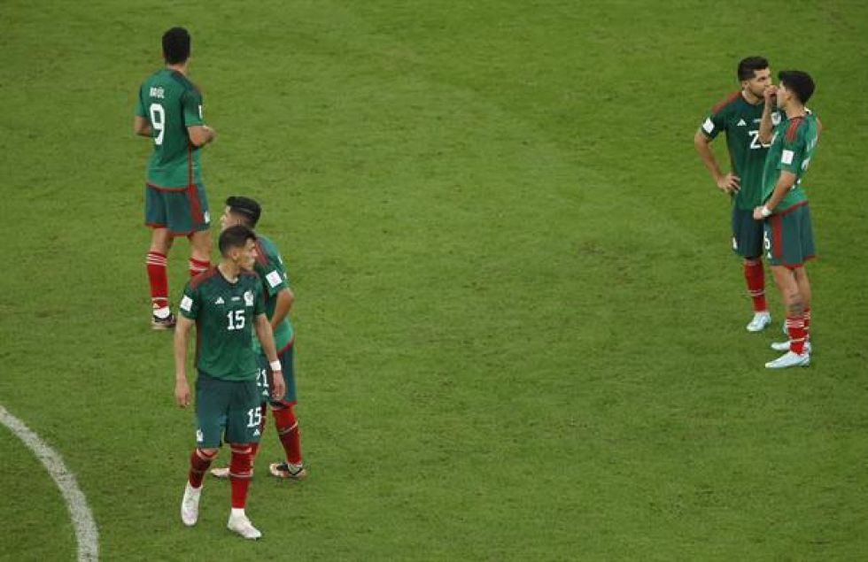 Jugadores de México reaccionan al quedar eliminado su equipo este miércoles, al final de un partido de la fase de grupos del Mundial de Fútbol Qatar frente a Arabia Saudita.