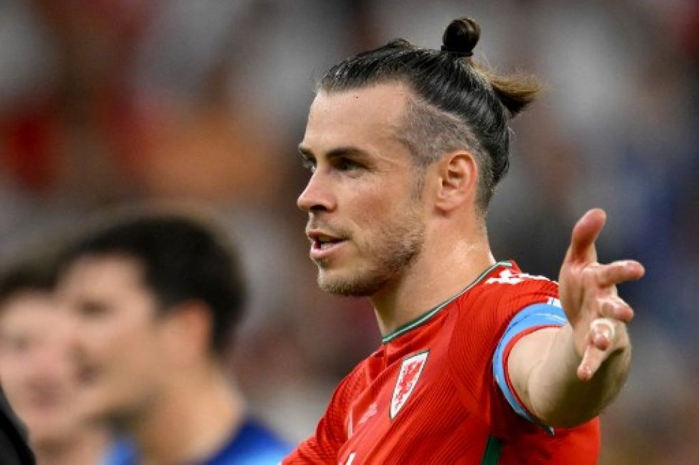 El delantero #11 de Gales, Gareth Bale, gesticula durante el partido de fútbol del Grupo B de la Copa Mundial de Qatar 2022 entre Gales e Inglaterra.
