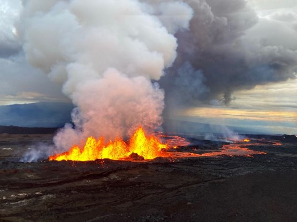 Fotografía aérea de la fisura dominante 3 en erupción en la Zona Noreste del Rift de Mauna Loa en Hawái.