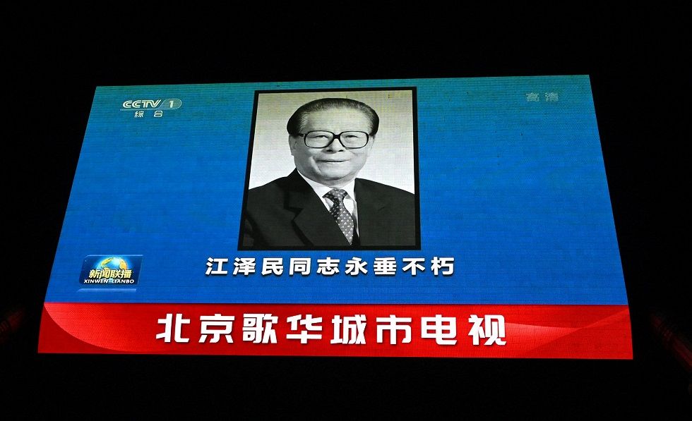 Una gran pantalla de video muestra una transmisión de noticias con una imagen del ex líder chino Jiang Zemin en Beijing el 30 de noviembre de 2022.