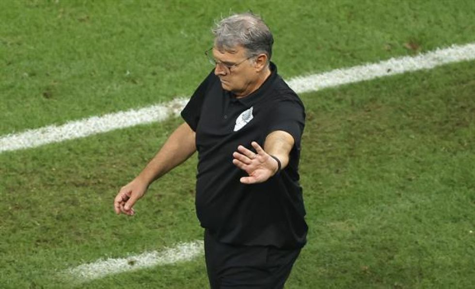 El seleccionador de México Gerardo Martino reacciona este miércoles durante el partido entre Arabia Saudita y México.