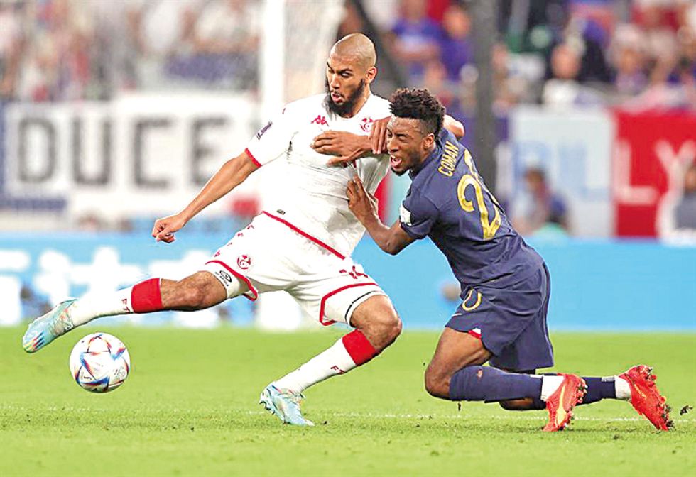 Kingsley Coman (d) intenta recuperar el esférico, pero no puede con la fortaleza física de su rival.