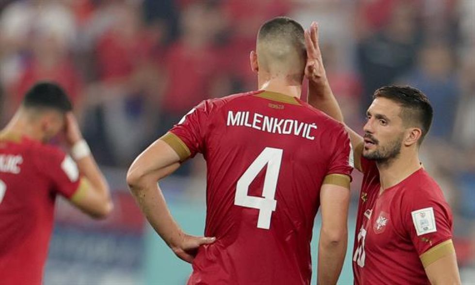 Dusan Tadic (d) de Serbia consuela a su compañero de equipo Nikola Milenkovic después del partido perdido contra Suiza.