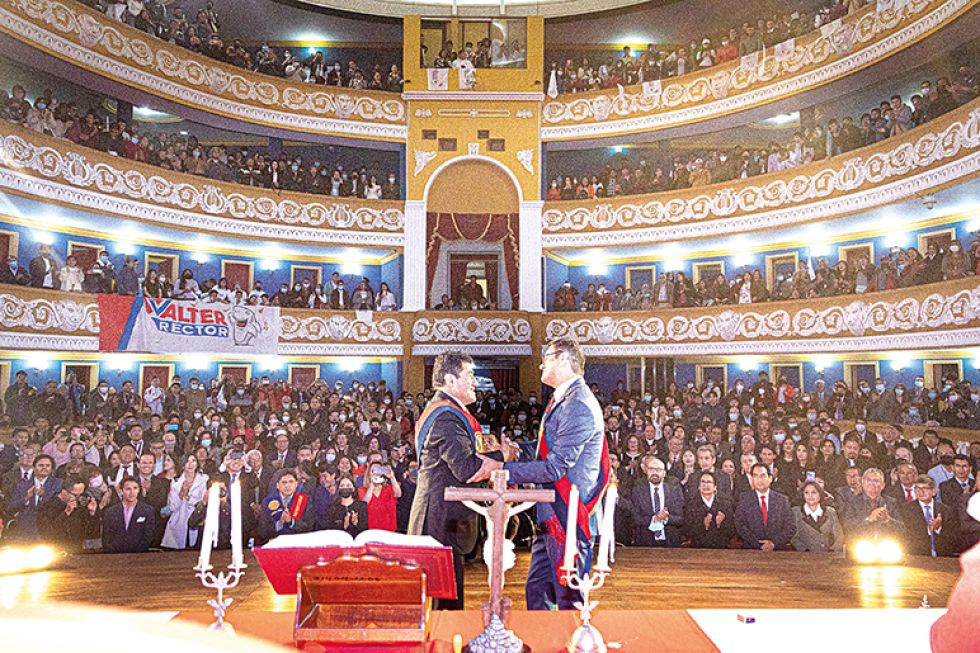 ACTO. Un repleto Teatro Gran Mariscal de Ayacucho fue testigo de la posesión de las autoridades .