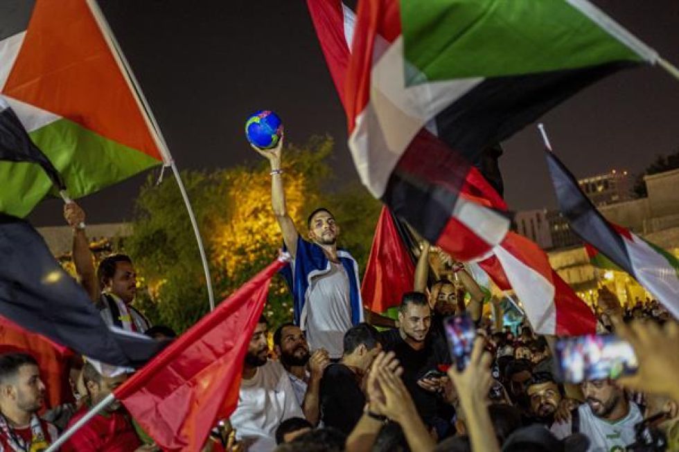 Aficionados celebran la victoria de Marruecos en el partido de octavos de final de la Copa Mundial de la FIFA 2022 contra España.