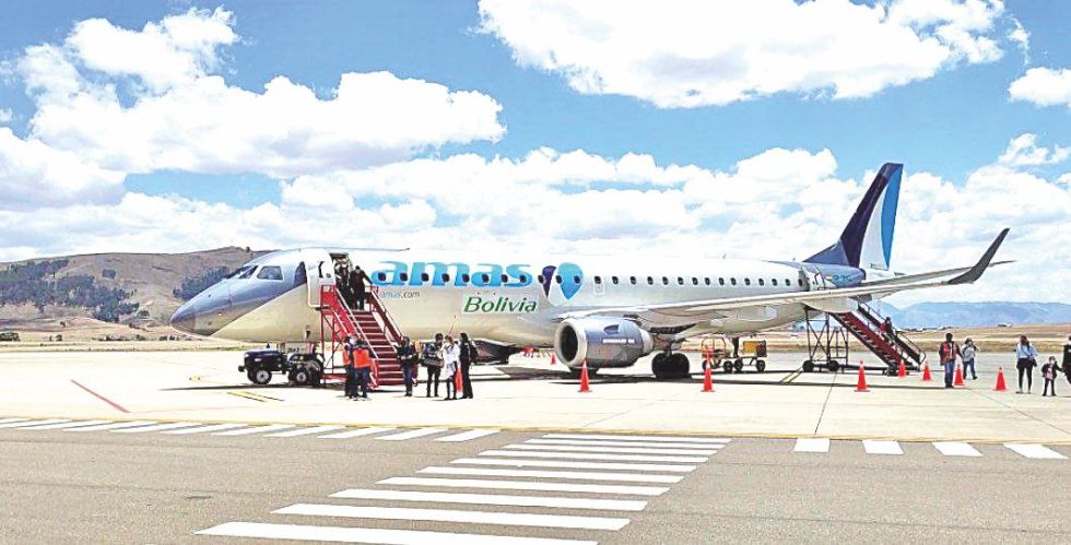 INAUGURACIÓN. El primer vuelo del Embraer CP 3142 arribó a Sucre alrededor de las 11:00.