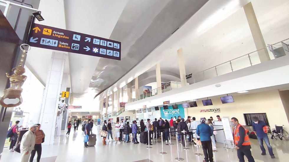PANORAMA. Así lucía ayer el área de venta de boletos en el aeropuerto de Alcantarí.