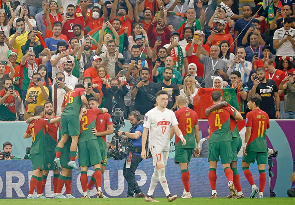 Los jugadores portugueses celebran uno de los goles con los que derrotaron ayer a Suiza, por los octavos de final del Mundial.