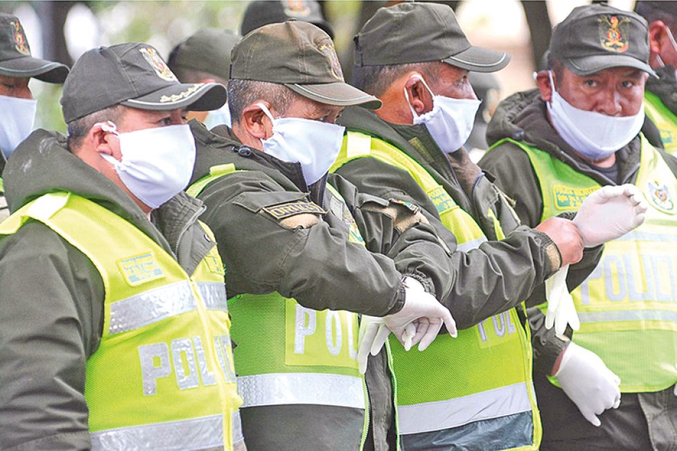 ALERTA. La Policía continúa la búsqueda del sospechoso que fugó tras cometer el doble crimen.