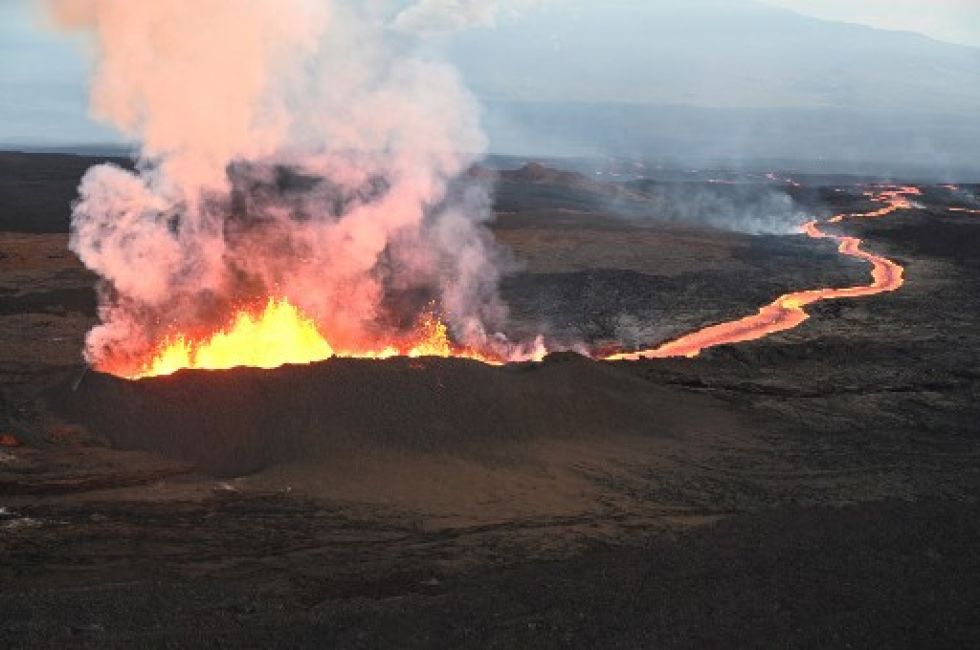Fisura tres de la Zona del Rift Noreste de Mauna Loa y el canal de lava en el volcán cerca de Hilo, Hawái.