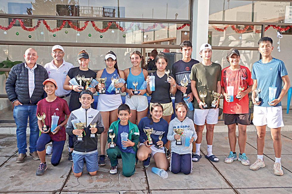 Los ganadores de las categorías 12 y 16 años ayer, junto a directivos locales y autoridades del Campeonato Nacional de Tenis Grado 1.
