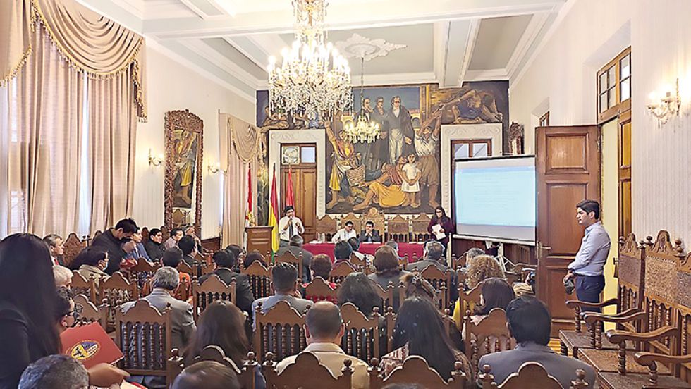 ENCUENTRO. La primera reunión de las nuevas autoridades electas recientemente, ayer.