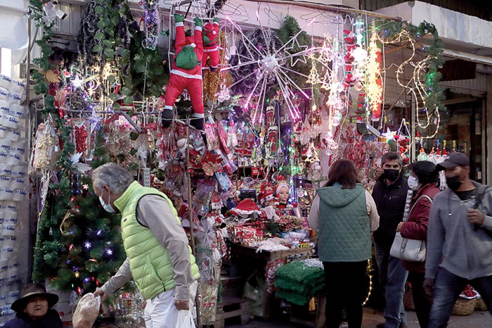 AMBIENTE. La expeatonal, en la calle Junín, luce repleta de artefactos navideños.