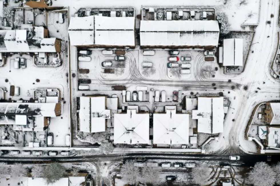 Una vista aérea muestra la nieve que cubre los techos de las casas y las carreteras, en Wapping, al este de Londres, el 12 de diciembre de 2022.