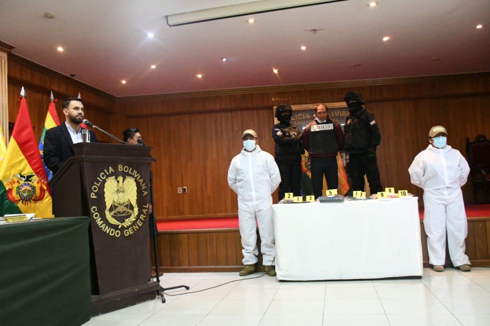 El presunto autor fue presentado este lunes. Cámaras de seguridad registraron el momento en que llevó el cuerpo de Marcia a un canal de drenaje.