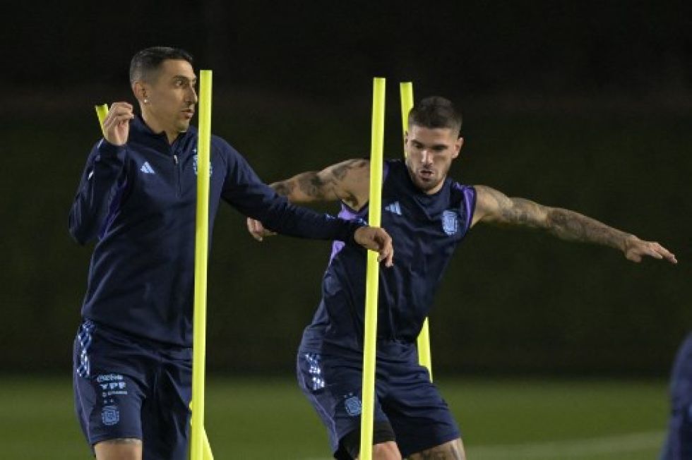 Ángel di Maria (i) y Rodrigo de Paul en un entrenamiento este lunes en la Universidad de Qatar, en Doha.