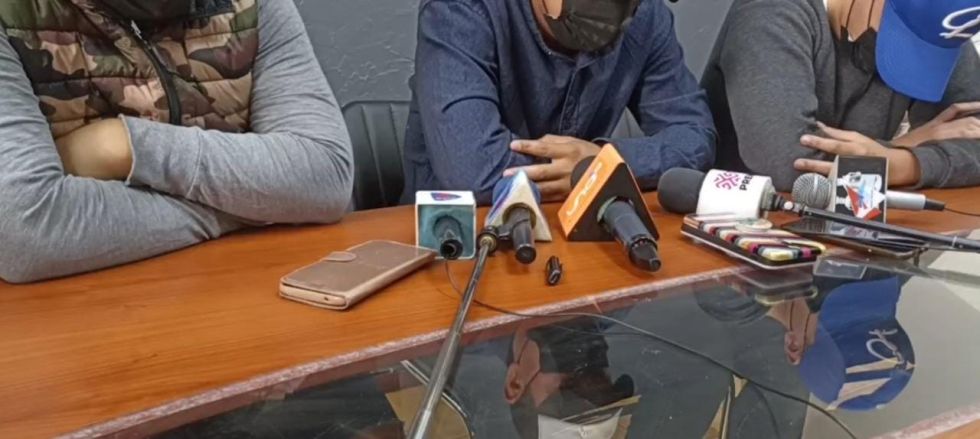 Los denunciantes en una conferencia de prensa. 