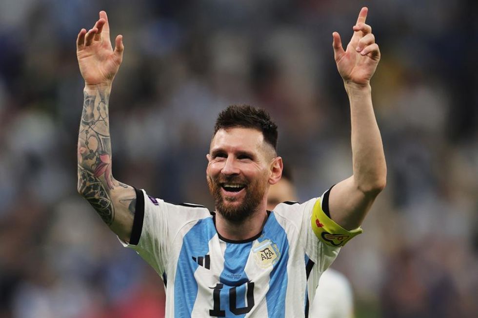 El astro argentino Lionel Messi saluda a la hinchada albiceleste tras la victoria de este martes.