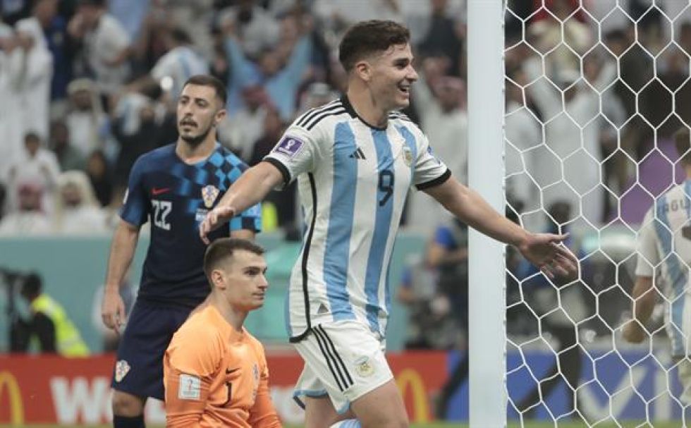 El argentino Julián Álvarez, celebra un gol en el partido de semifinales del Mundial de Fútbol Qatar 2022 entre Argentina y Croacia, este martes.