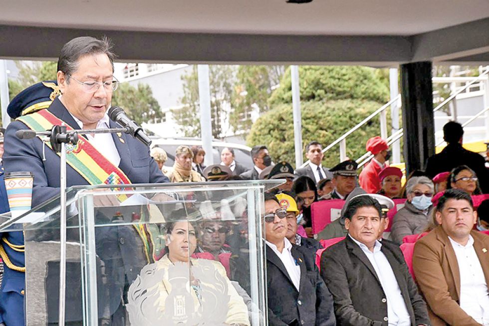 DISCURSO. El presidente Luis Arce, ayer, durante el acto de conmemoración del Día del Ejército.