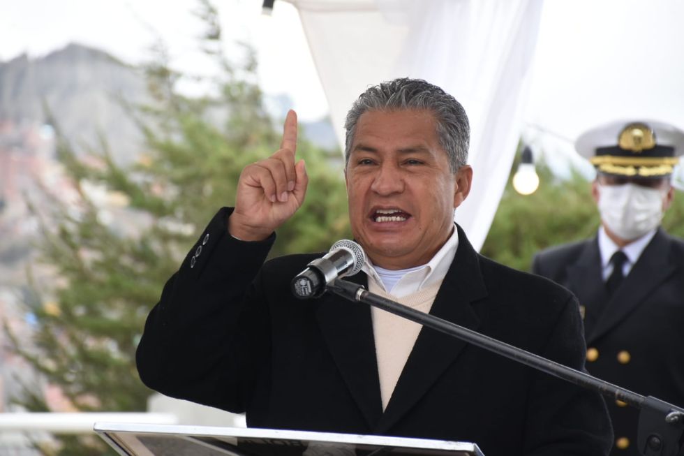El ministro Edmundo Novillo en la ceremonia de egreso del curso de aplicación naval de la Escuela de Comando y Estado Mayor Naval 'Dr. Ladislao Cabrera Vargas'.