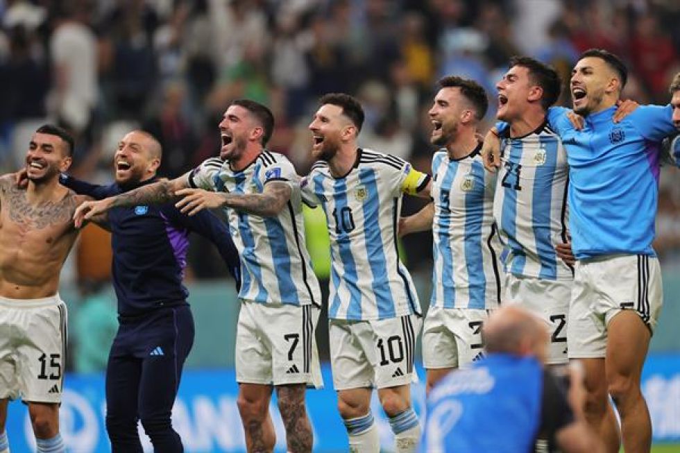 Lionel Messi de Argentina (C) y sus compañeros celebran con sus fanáticos después de la semifinal de la Copa Mundial de la FIFA 2022 entre Argentina y Croacia.