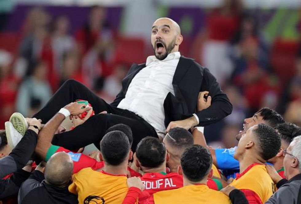 El entrenador de Marruecos, Walid Regragui (arriba), celebra la conquista de los cuartos de final entre Marruecos y Portugal, el 10 de diciembre.