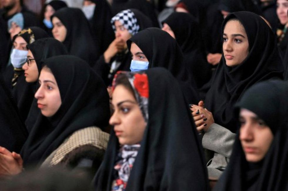 Universitarios escuchan al presidente de Irán, Ebrahim Raisi, quien les agradeció por su 'conocimiento' al no permitir que la universidad sea la atmósfera de ‘disturbios’.